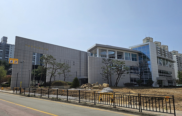 리모델링 공사 중인 청주시립도서관<br>
