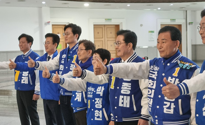 22대 국회의원 선거 운동 마지막 날인 9일 대전지역 민주당 후보들이 대전시의회기 로비에서 '정권 심판'을 강조하며 지지를 호소하고 있다.<br>
