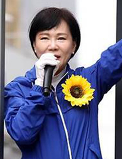 성동주민들에게 당선 감사인사를 하는 전현희 당선인