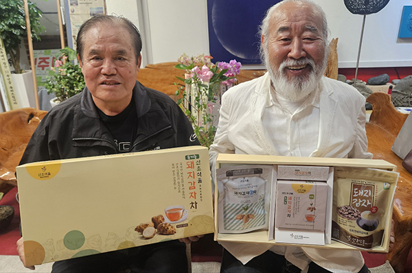 영농법인 '산초식품' 한영석 대표와(사진 좌) 정건범 농민배우가 홍보대사 위촉식 후 유기농 돼지감자로 만든 산초식품 제품을 선보이고 있다.<br>
