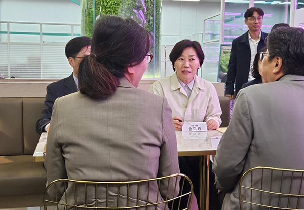 메트로팜 상도점 방문한 송미령 농식품부 장관<br>
