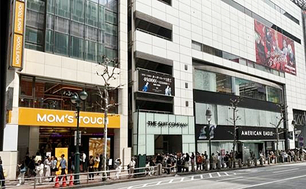 가오픈 기간 일본 도쿄 '시부야 맘스터치' 매장 앞에 선 대기 고객 행렬<br>
