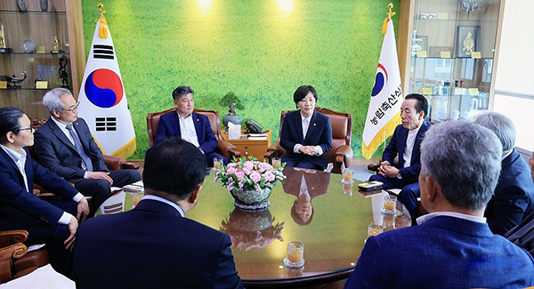송미령 농림축산식품부 장관이 16일 세종시 농식품부에서 축산단체협의회 신임 회장단과 간담회를 하고 있다.<br>
