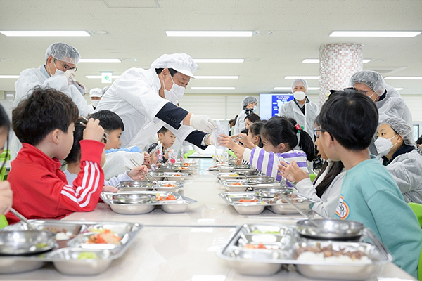 <strong>작년 나루초서 열린 농축산물 급식의 날 행사 장면</strong><br>
