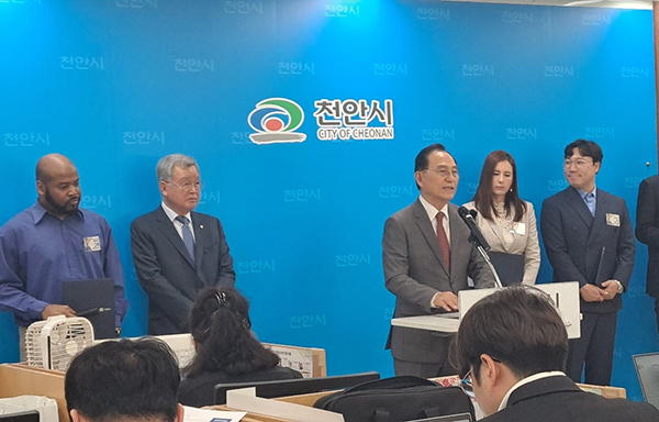 왼쪽부터 방송인 그렉 리바 프리스터 씨, 한시준 독립기념관장, 박상돈 시장, 에바 포피엘 씨<br>
