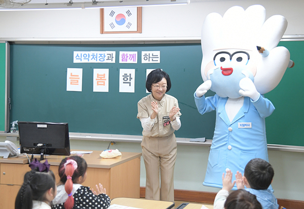 22일 대전 동구 대전 용전초등학교를 방문한 오유경 식품의약품안전처장이 식품 관련 안전 수업을 진행하고 있다.<br>
