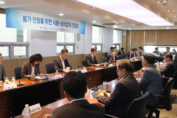 한훈 농림축산식품부 차관이 3일 한국식품산업협회에서 17개 주요 식품기업과 10개 외식업계 대표들과 간담회를 하고 있다.<br>
