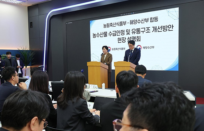  송미령 농림축산식품부 장관과 강도형 해양수산부 장관이 13일 서울 서초구 aT센터 농산물 온라인도매시장에서 열린 농수산물 수급안정 및 유통구조 개선방안 현장 설명회에서 발언하고 있다.<br>
