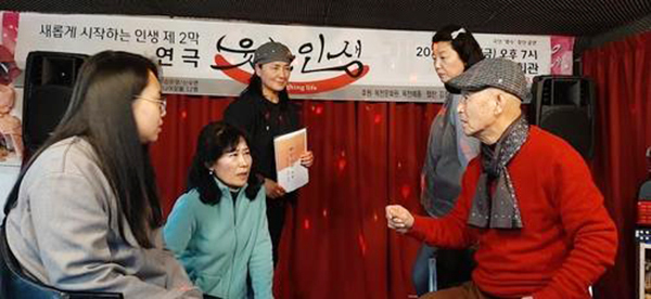 옥천 시니어 극단 '향수'의 연습 장면<br>
