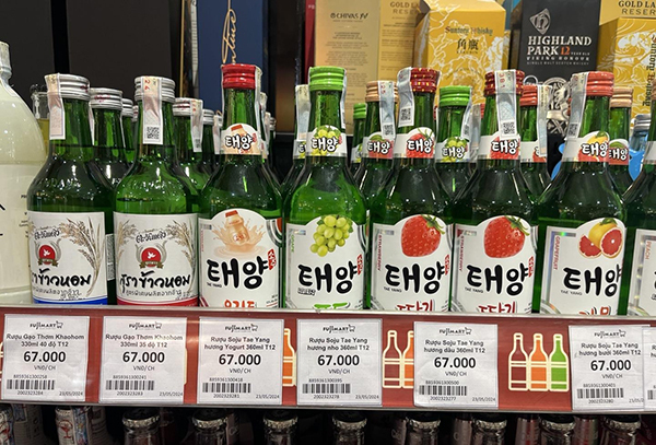 베트남 슈퍼마켓에 진열된 태국산 '태양소주'<br>
