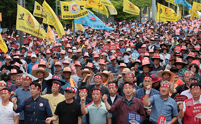 3일 서울 영등포구 여의도 국회의사당역 앞에서 열린 집회에서 전국한우협회 소속 회원들이 농민가를 부르고 있다. <br>
