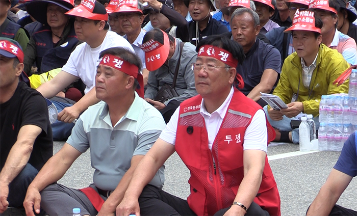 '한우 반납' 집회를 주도한 민경천 한우협회장(사진 앞줄 우)
