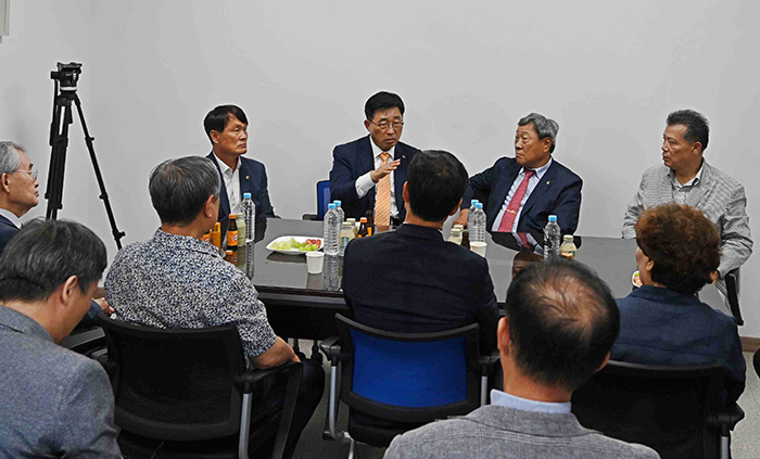 김춘진 사장(우측 3번째)이 산정푸드 원창분 대표와 충북지역 농업관계자들에게 기업 현장 애로 사항을 청취하고 있다.