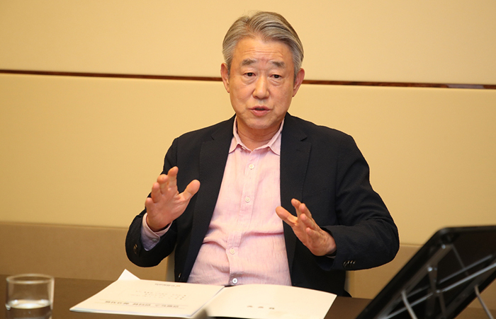강호동 농협중앙회장이 7일(현지시간) 이탈리아 로마에서 연합뉴스와 만나 국제협동조합농업기구(ICAO) 회장으로 취임하게 된 소감을 밝히고 있다.<br>
