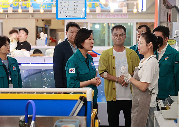  오영주 중소벤처기업부 장관이 21일 충남 당진전통시장에서 장마철 집중호우 피해를 입은 상인을 위로하고 있다.<br>
