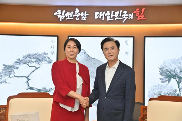 <strong>김태흠 충남지사(오른쪽) 와 아이다 이스마일로바 주한 키르기즈공화국 대사</strong><br>
