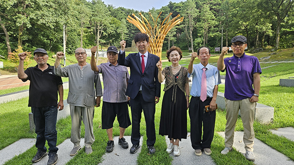 마니산을 사랑 하는 지역주민들과 함께 (좌측 네번째가 필자).<br>
