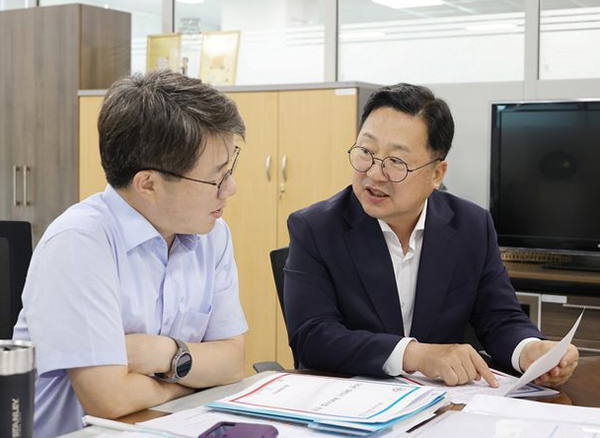 이장우 대전시장이 29일 기재부 김동일 예산실장을 만나 대전시 현안에 대해 논의하고 있다. <br>
