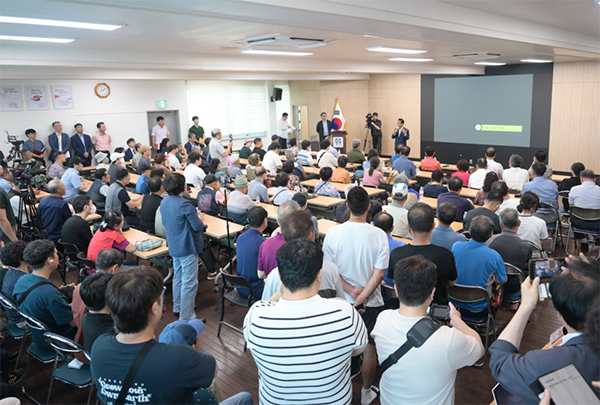 30일 오후 논산시 연무읍사무소에서 '논산 국방국가산업단지 조성 사업' 관련 주민설명회가 열리고 있다. <br>
<br>

