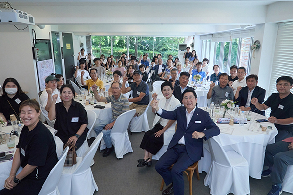 <strong>참석자들과 기념촬영하는 박경귀 시장(중앙)</strong><br>
