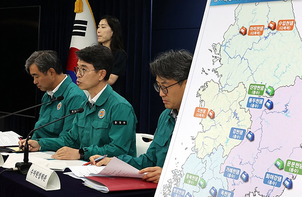 환경부 김완섭 장관이(가운데) 30일 서울 종로구 정부서울청사에서 기후대응댐 후보지 안에 대한 첫 번째 브리핑을 하고 있다. <br>
