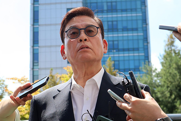  지역 자영업자로부터 돈 봉투를 수수했다는 의혹으로 구속영장이 청구된 정우택 전 국회의원이 19일 오후 영장실질심사에 출석해 취재진 질문에 답하고 있다.<br>
