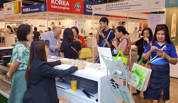 2024 홍콩식품박람회서 곤드레밥 시식하는 관람객들<br>
