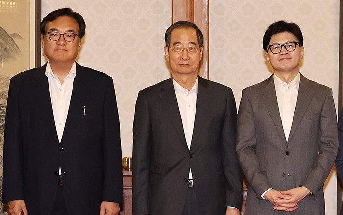 한덕수 국무총리(가운데), 국민의힘 한동훈 대표(오른쪽), 정진석 대통령 비서실장이 25일 서울 종로구 삼청동 총리공관에서 열린 고위당정협의회에서 회의에 앞서 기념사진 촬영하고 있다.<br>
