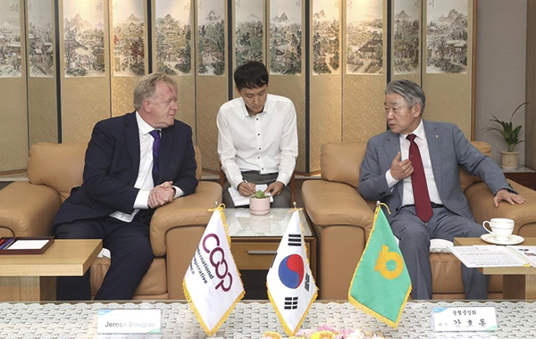 강호동 농협중앙회장(오른쪽)과 예룬 더글라스 ICA 사무총장<br>
