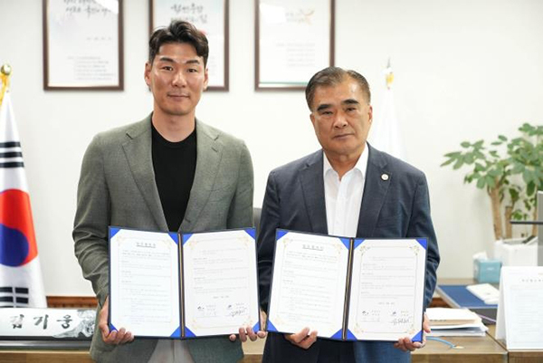 <strong>김기웅(오른쪽) 서천군수와 고재성 같다 대표</strong><br>
