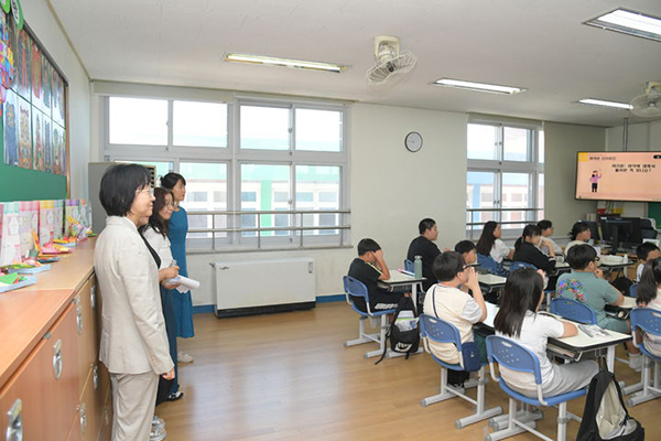 오유경 식약처장이 청소년 대상 마약류 예방교육 효과성 제고 방안을 모색하기 위해 충북 청주시 소재의 내수초등학교를 방문했다.<br>

