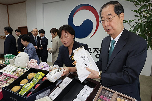  한덕수 국무총리가 3일 서울 종로구 정부서울청사 국무위원 대기실에서 열린 우리 농수산물로 만든 추석 민생선물세트를 전시, 홍보하고 소비촉진을 기원하는 행사에 참석해 국무위원들과 전시된 상품을 살펴보고 있다 . <br>
