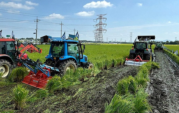 충남 예산지역 농민들이 5일 '쌀값 보장' 등을 요구하며 수확을 앞둔 논을 트랙터로 갈아엎고 있다.<br>
