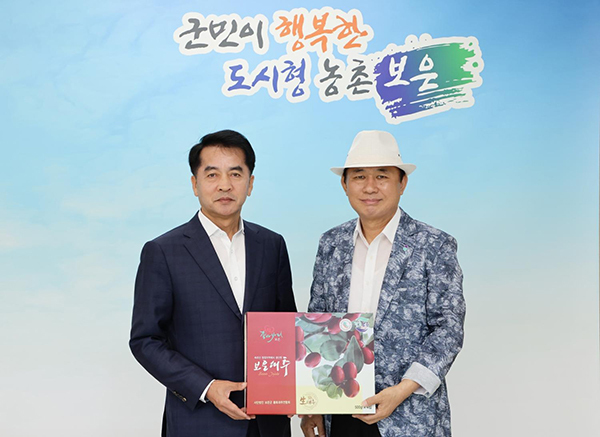 박세창 충청북도홍보대사(사진 오른쪽)가 지난 4일 군수실에서 최재형 보은군수(사진 왼쪽)와 보은대추 홍보협약을 맺었다.<br>

