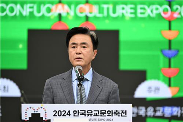 <strong>제1회 한국유교문화축전에서 인삿말 하는 김태흠 충남지사</strong><br>
