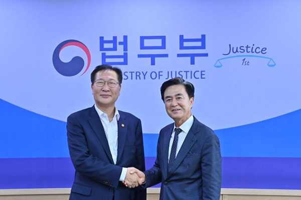 <strong>김태흠(오른쪽) 충남지사와 박성재 법무부장관</strong><br>
