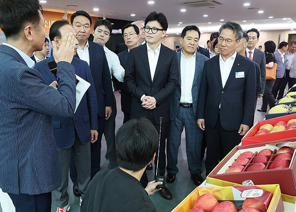 국민의힘 한동훈 대표가 12일 오전 경기도 안성시 농협안성농식품물류센터에서 관계자로부터 설명을 듣고 있다. <br>
