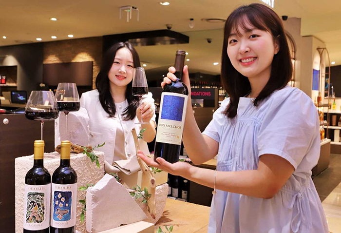 롯데백화점 김환기 작가 '우주' 레이블에 담은 와인 