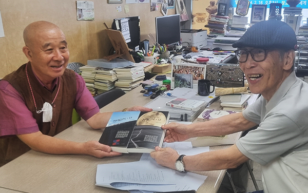 송준영 시인의 창작실에서 최근 발행한 현대선시 12, 13을 보검스님에게 전달하는 모습. <br>
