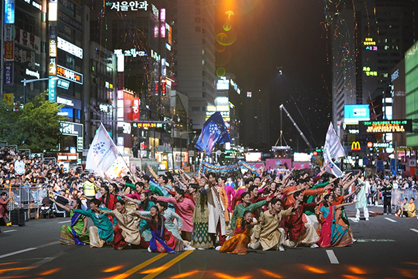 지난해 축제 당시 거리퍼레이드 모습<br>
