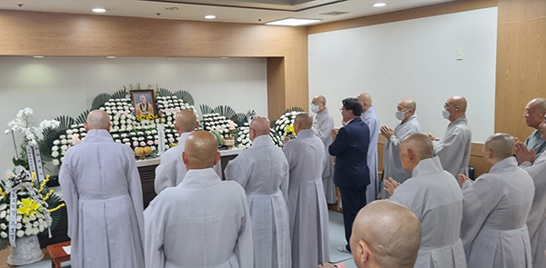 대한불교종정협의회 회원스님들이 삼중스님의 빈소를 찾아 조문하고 있다. <br>
