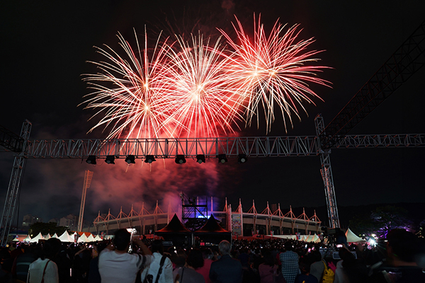 지난 25일 열린 천안흥타령춤축제 개막식 불꽃놀이 모습<br>
