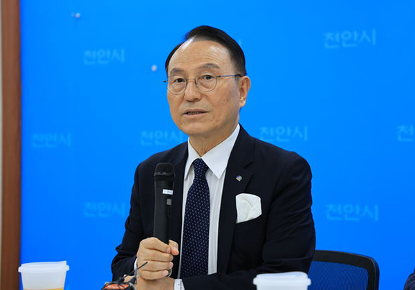 기자 간담회 하는 박상돈 천안시장<br>
