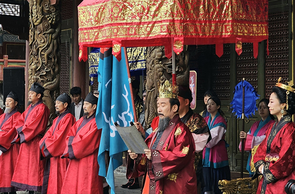 <strong>고구려 평원왕으로 변신한 김문근 군수</strong><br>
