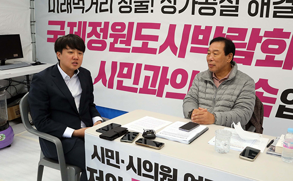 이준석 개혁신당 의원이 8일 오전 단식농성 중인 최민호 세종시장을 방문해 대화하고 있다. <br>
