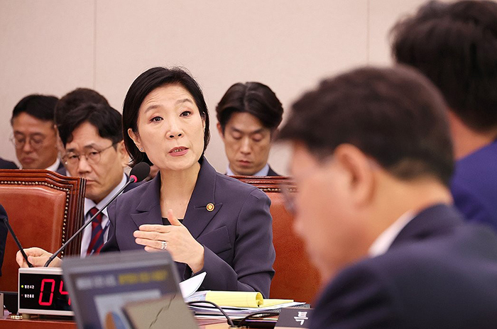 8일 오후 속개된 국회 산업통상자원중소벤처기업위원회의 중소벤처기업부, 특허청 등의 국정감사에서 오영주 중소벤처기업부 장관(가운데)이 의원 질의에 답변하고 있다. <br>
