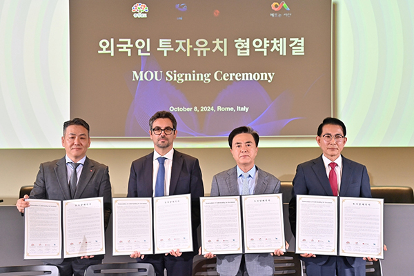왼쪽부터 이종호 LG화학 유럽법인 대표, 스테파노 발리스타 에니 라이브 대표, 김태흠 충남지사, 이완섭 서산시장<br>
