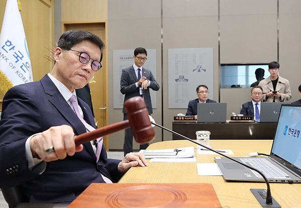 이창용 한국은행 총재가 11일 서울 중구 한국은행에서 열린 금융통화위원회에서 의사봉을 두드리고 있다.<br>
