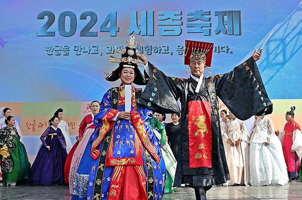 <strong>세종축제서 선보인 시니어 한복 모델 패션쇼</strong><br>
