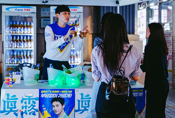 <strong>강남역에서 테라 라이트 마케팅 활동 중인 하이트진로</strong><br>
